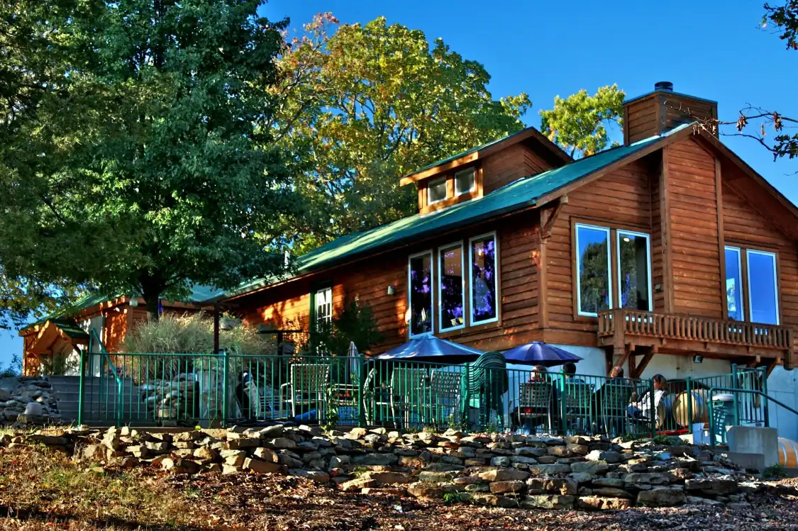 Hotels near Bommarito Estate Almond Tree Winery