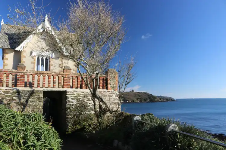Hotels near Cliff Road Chapel