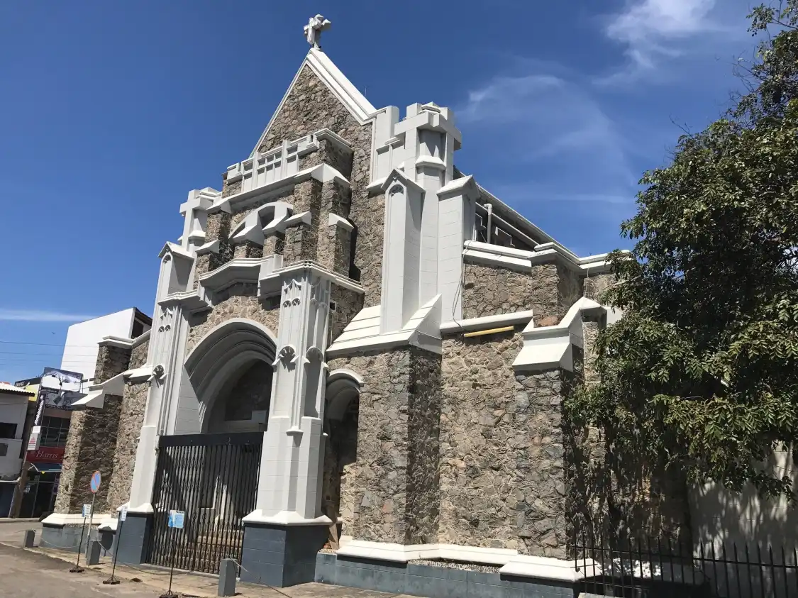 Отели рядом с достопримечательностью «Church of St. Michael & All Angels, Polwatte»