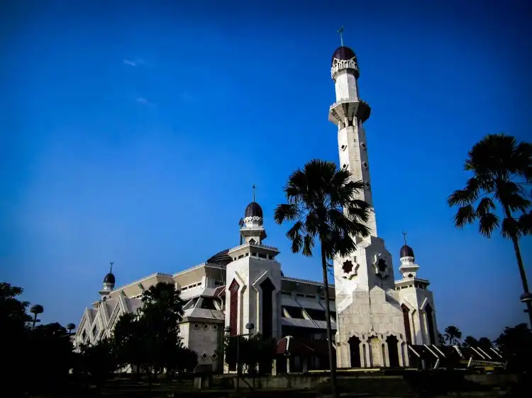 Hotels near Masjid Agung At-Tin