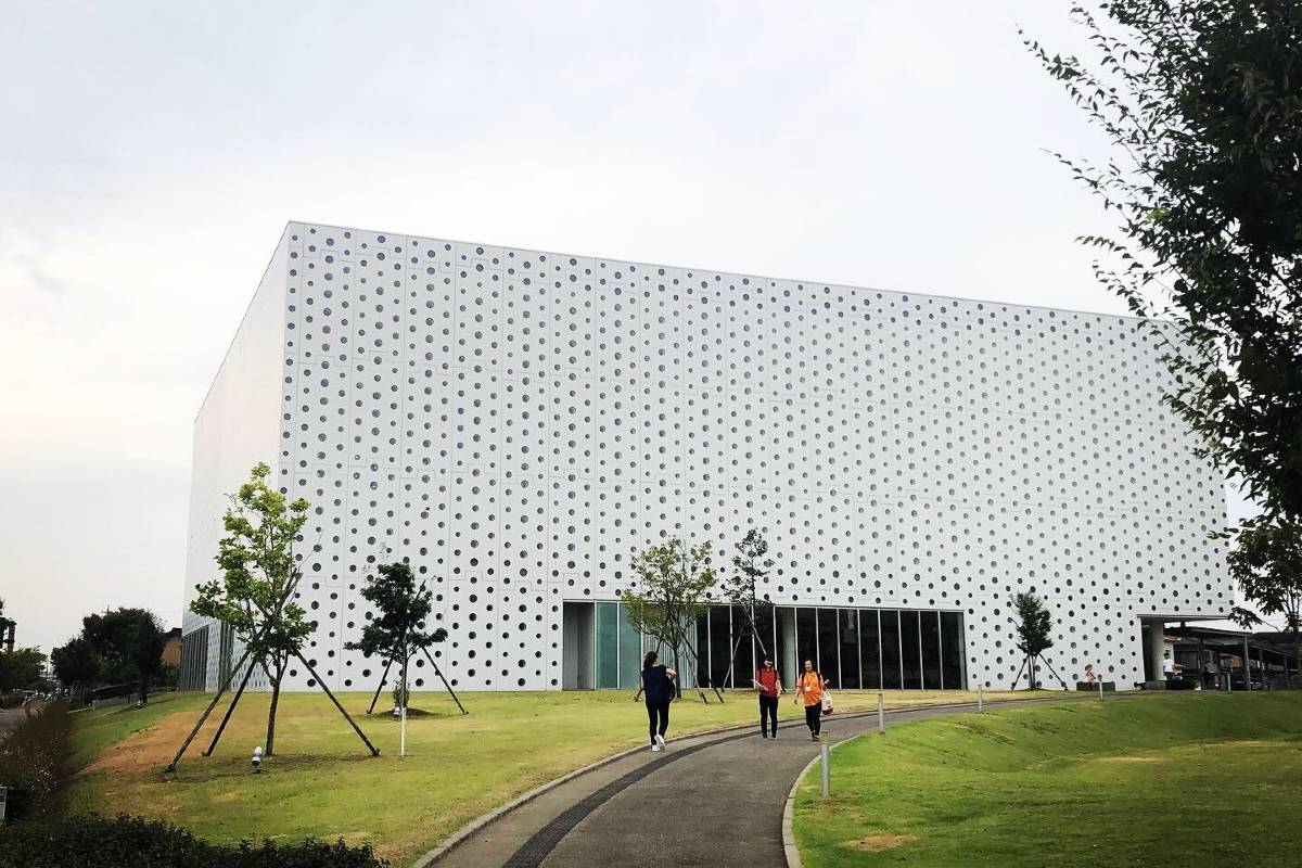 上午：金沢海未來圖書館