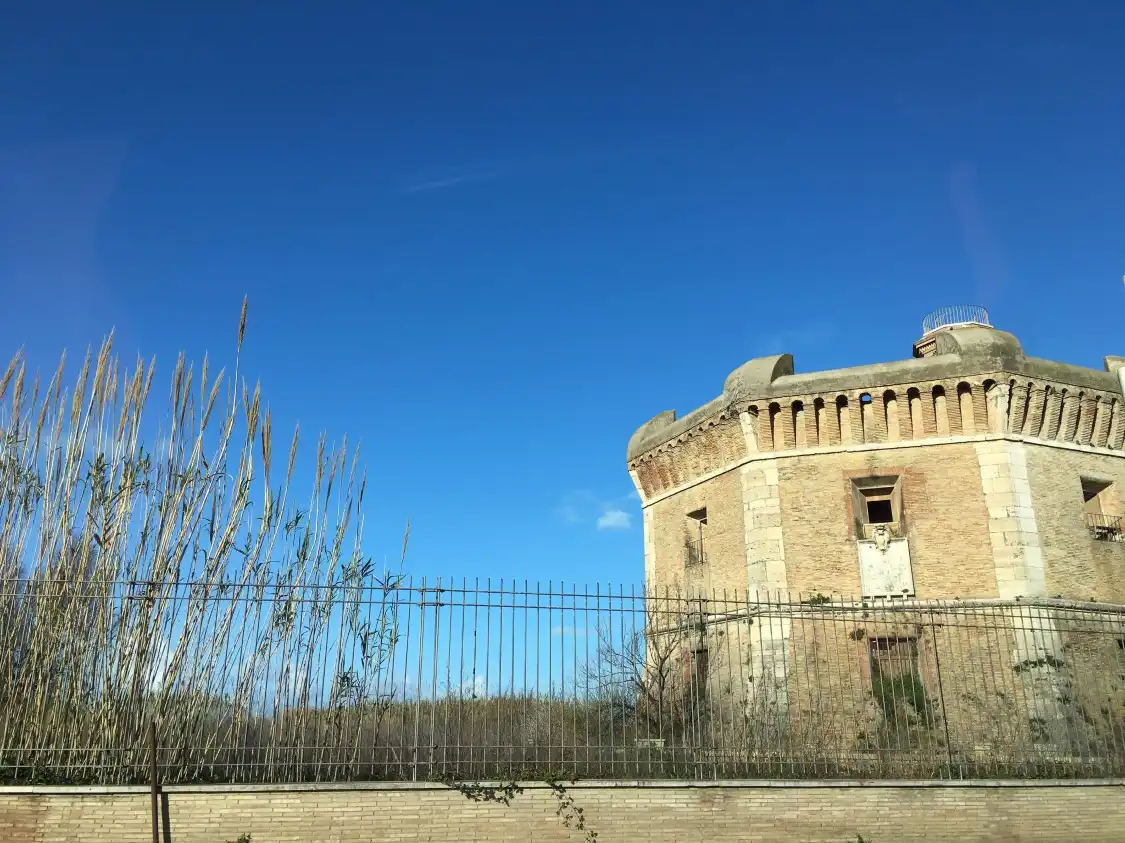 Отели рядом с достопримечательностью «Tor San Michele»
