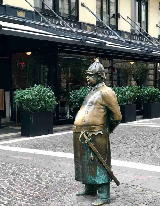 鄰近胖警察雕像的酒店