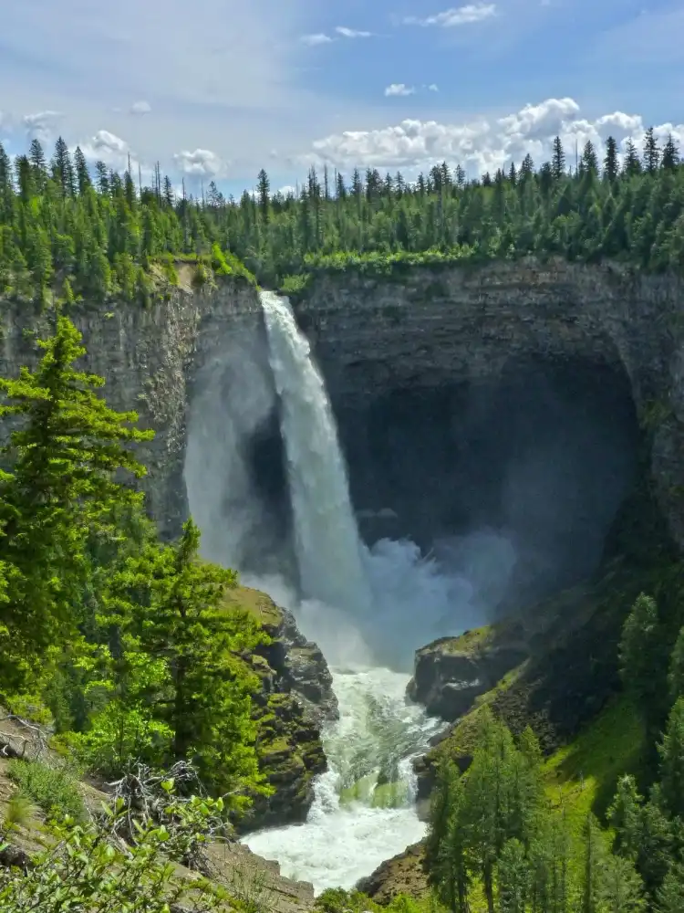Hotels near Kamloops Lake