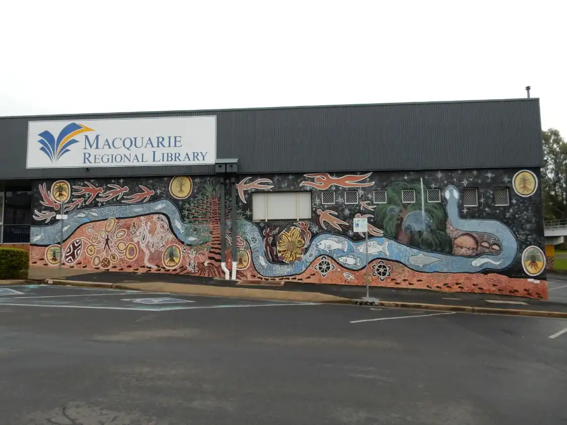 Hotels near Macquarie Regional Library