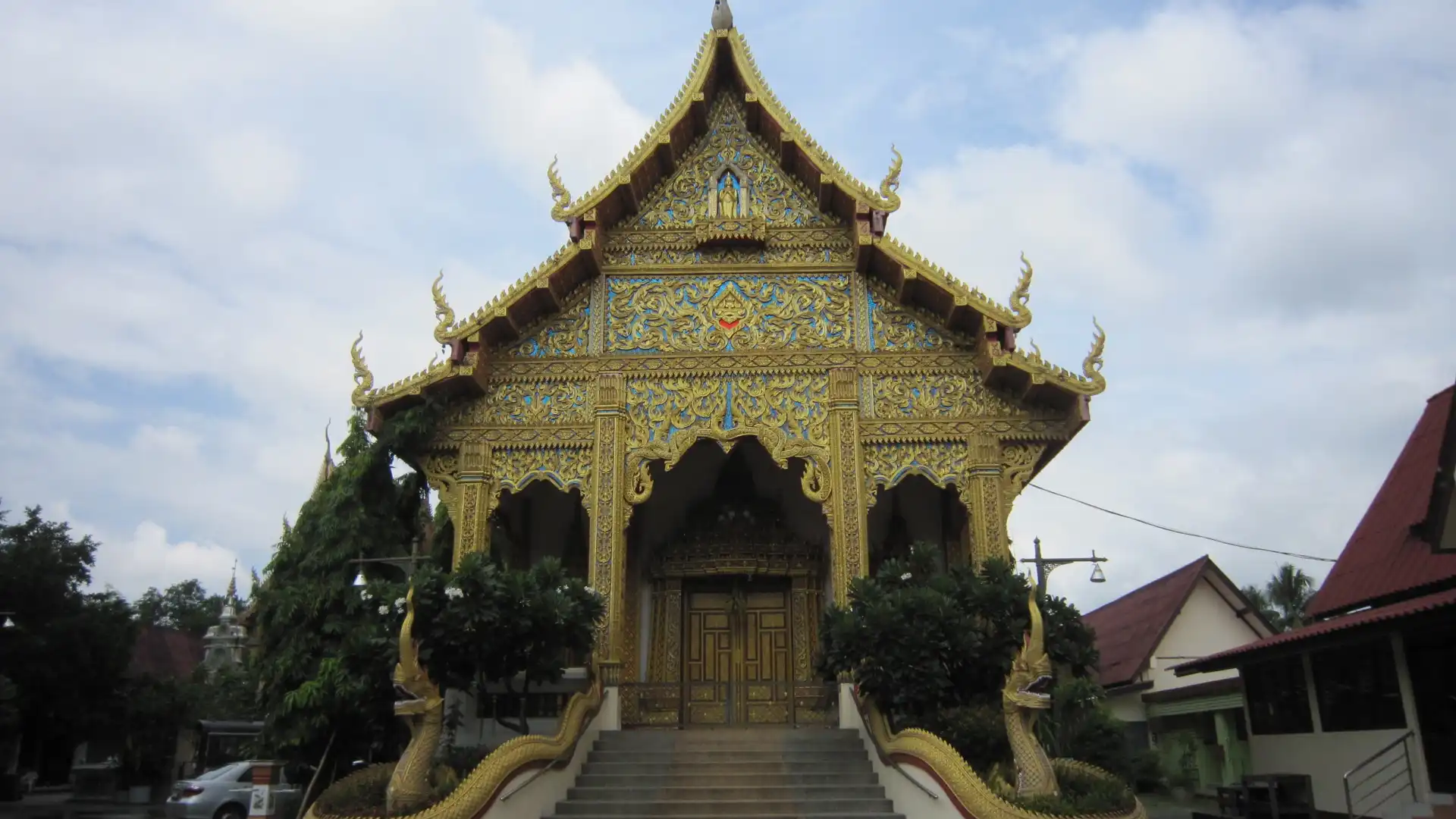 Hotels near Wat Daowadung