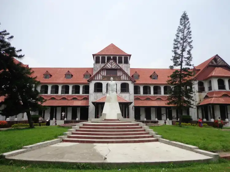 Hotels near Zia Memorial Museum