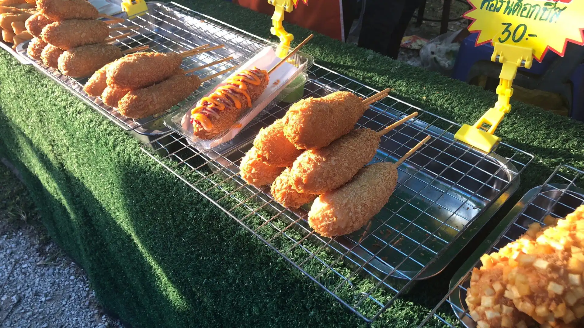 โรงแรมใกล้ตลาดวันเสาร์ของบ้านขนอม คนเดินถนนคนเดิน