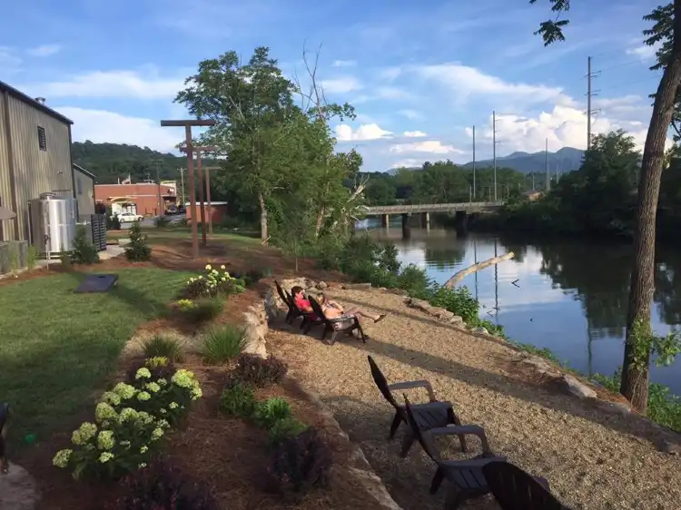 Hotels near Currahee Brewing Company