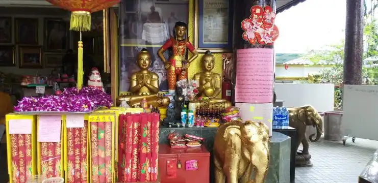 Hotels near Four Face Buddha