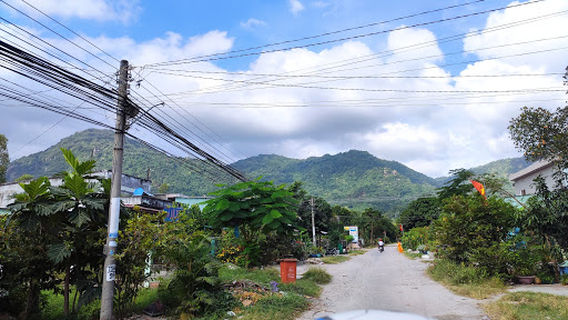 Svayton Tri Ton welcome gate