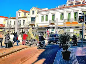 Plateía Agías Lávras (Square)