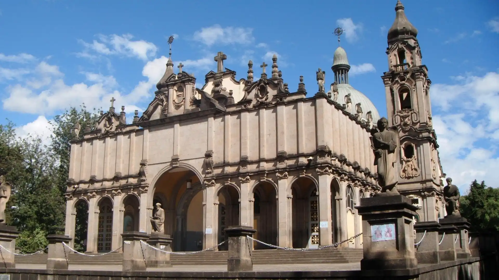 Hotels near Holy Trinity Cathedral