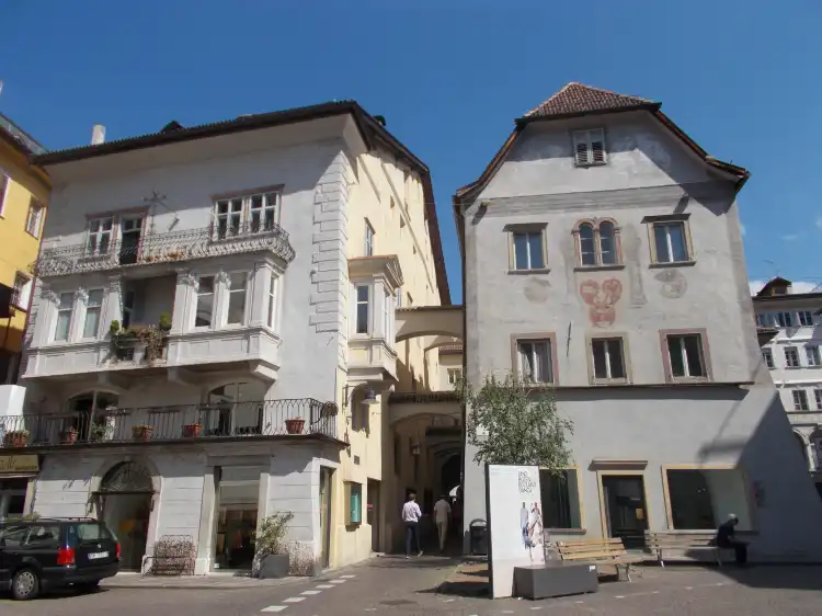Hotels near House of Pesa
