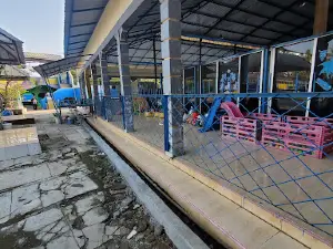 Kolam Renang Karang Indah Azka. Futsal