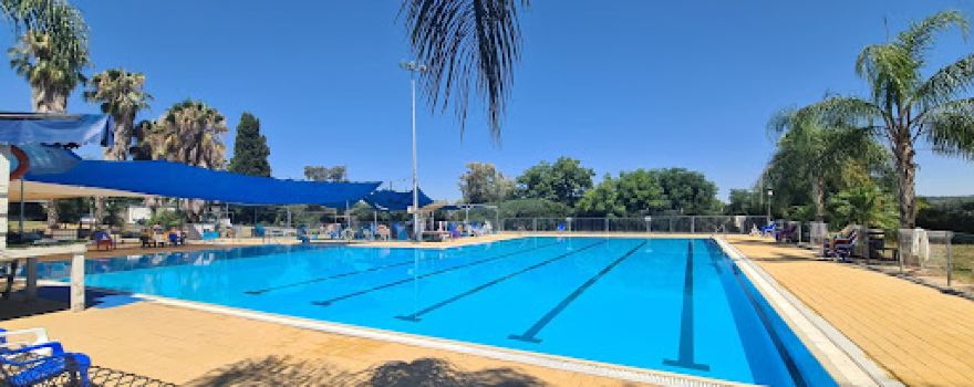 Swimming Tal Shahar