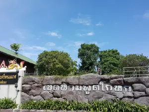 Phra Si Phanommat Kondee Muang Laplae Monument