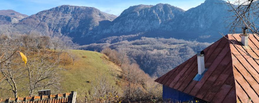 Biserica Scărişoara and Ineleţ Trail Head. Between milestone 83 / 84