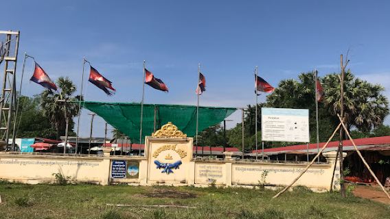 Kampi Dolphin Statue