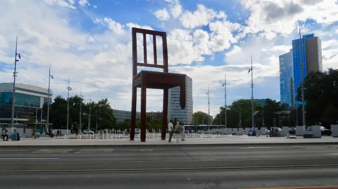 3_Broken Chair