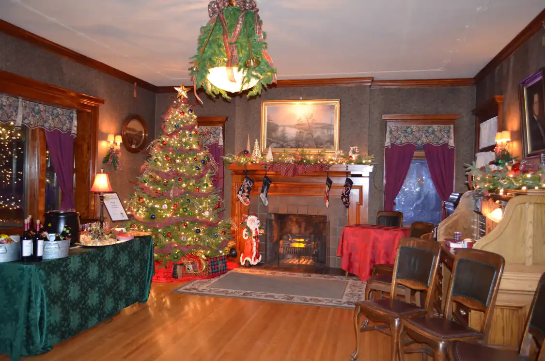 Hotels near Sauk County Historical Museum