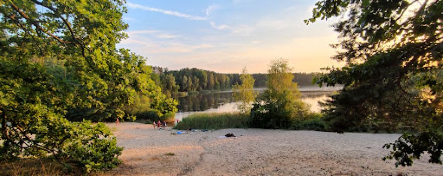 Trzy Jeziora. Pole namiotowo-caravaningowe. Recepcja czynna 1maja-10września: 9.00 - 19.00