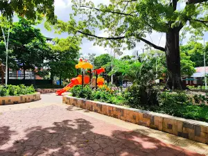 PARQUE PRINCIPAL ( hecho con material reciclable )