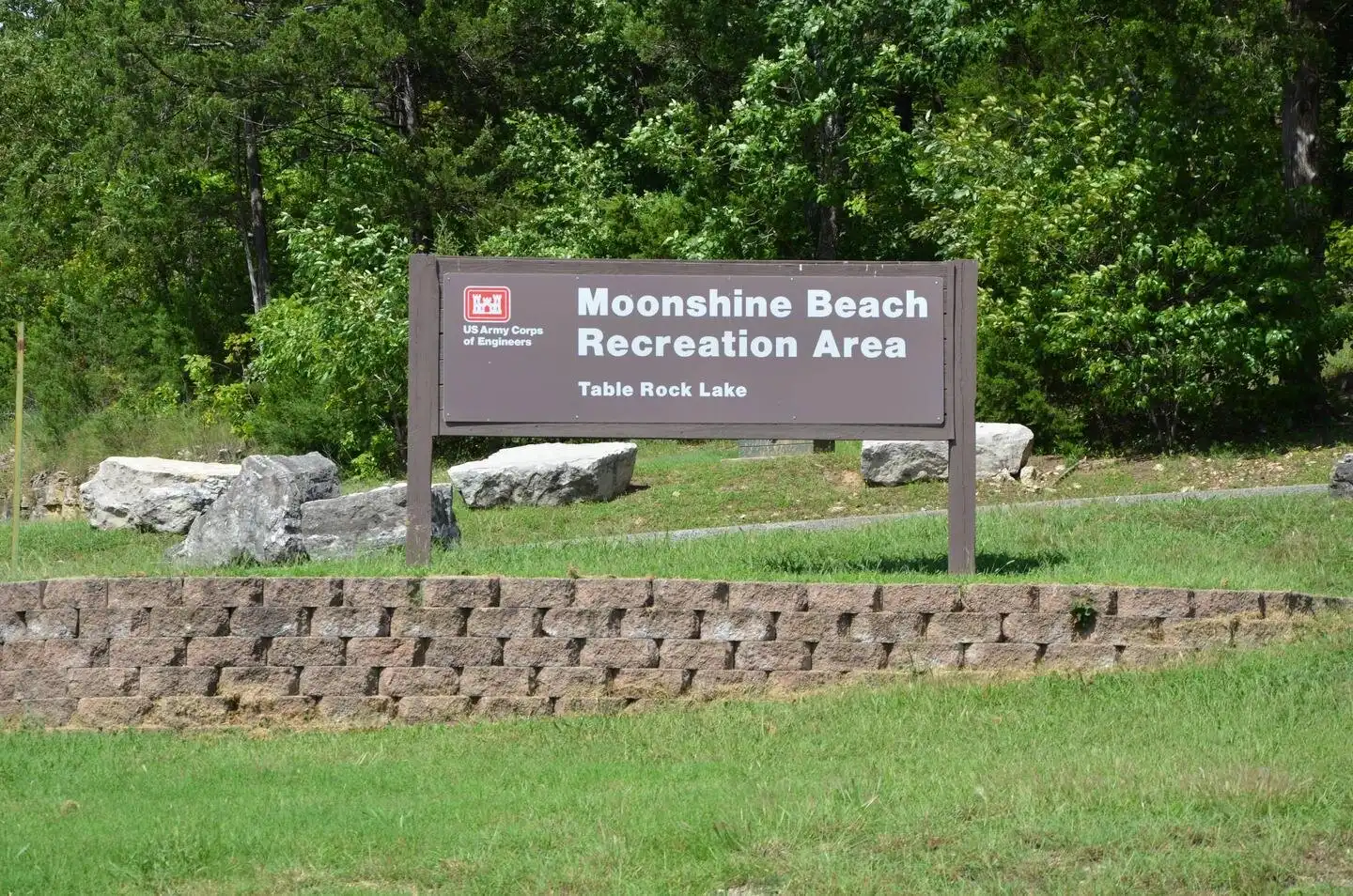 Hotels near Moonshine Beach