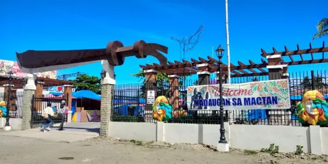 拉布拉布紀念碑