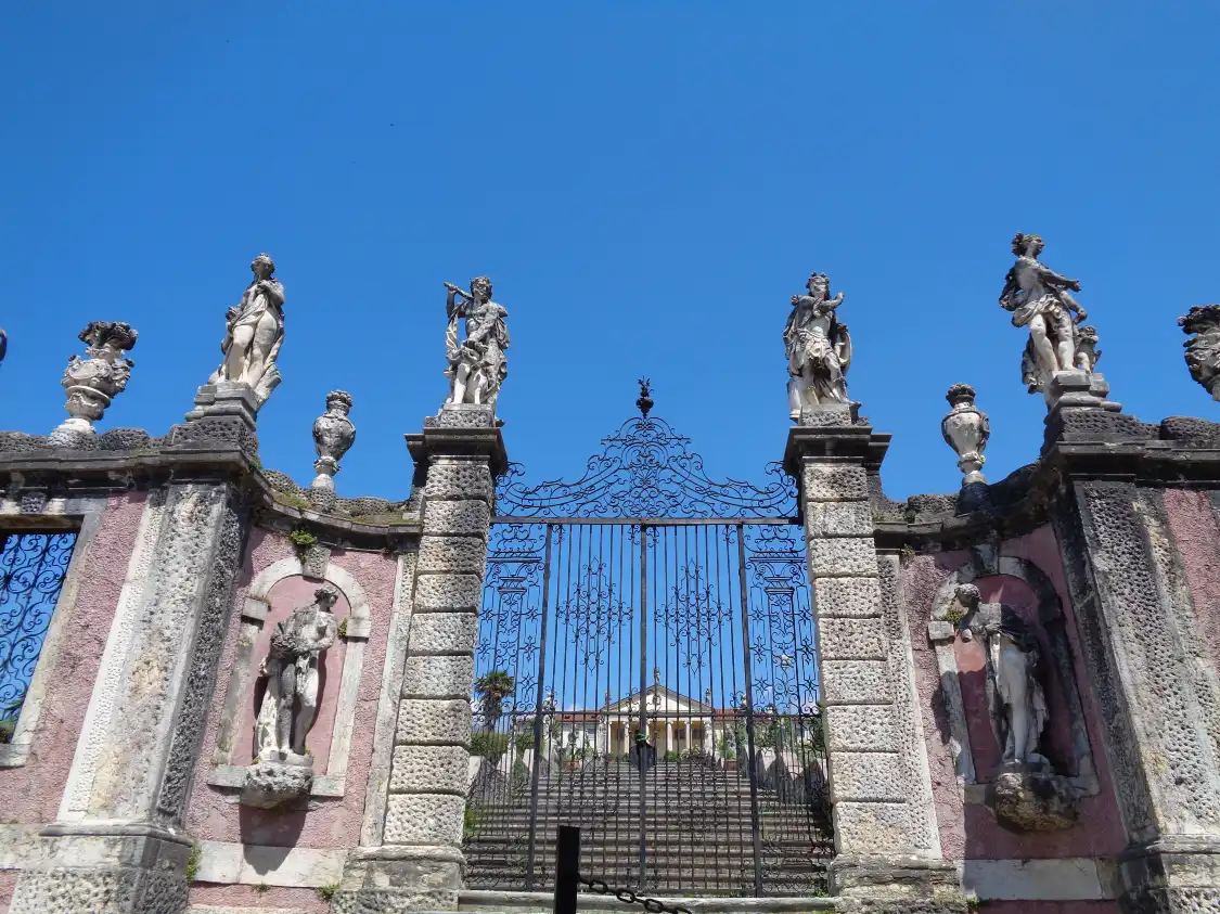 Отели рядом с достопримечательностью «Villa Piovene»
