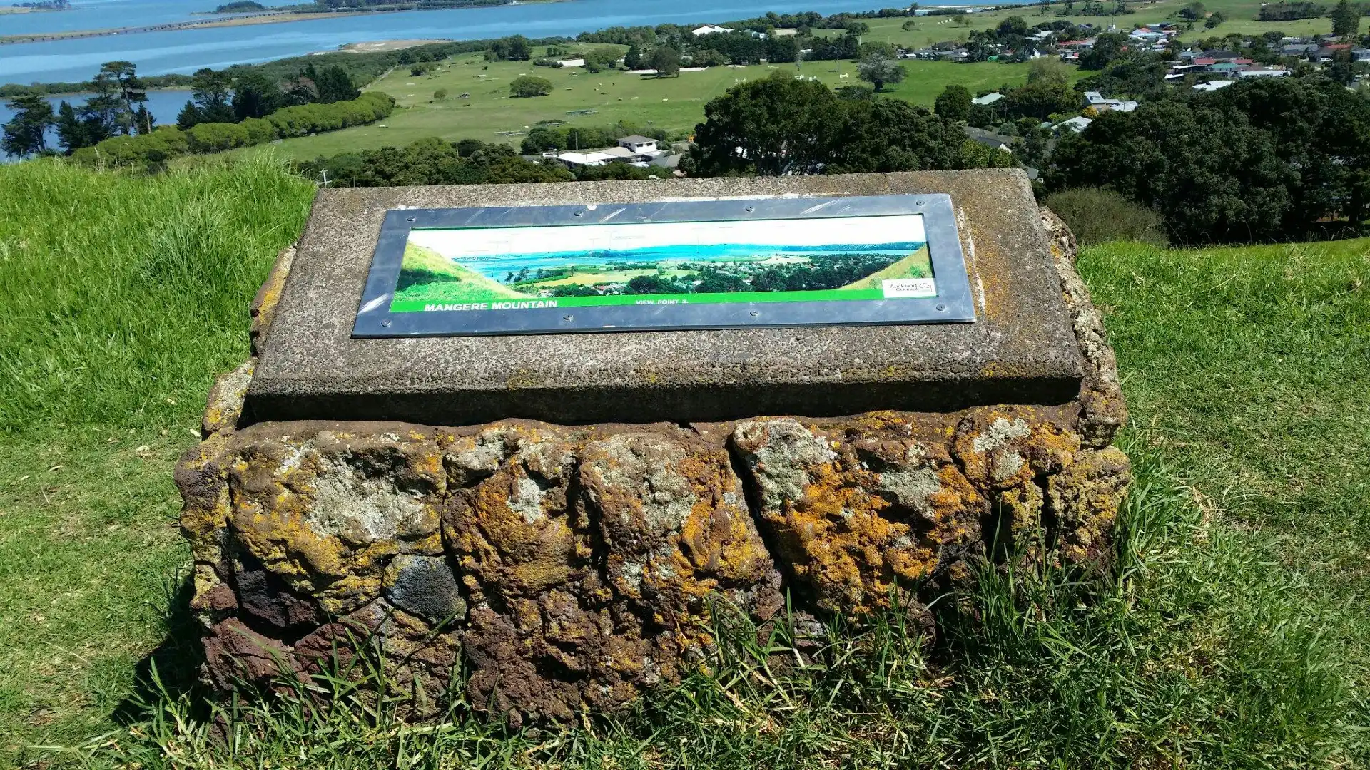 Hotels near Māngere Mountain