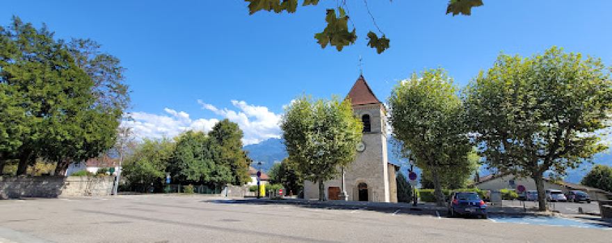 Eglise de Saint-Ismier / portail inscrit aux monuments historiques