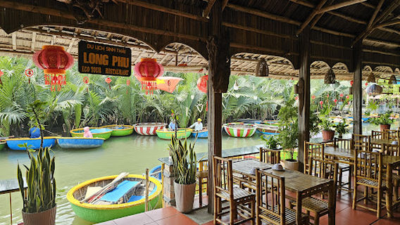 Hạnh Coconut Basket Boat