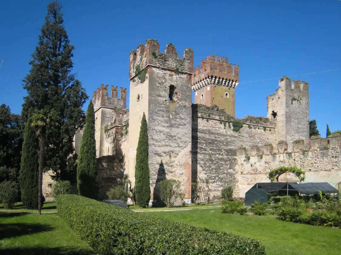 Hotels near Mura di Lazise
