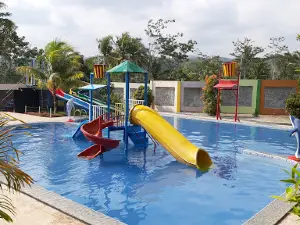 Kolam Renang The Queen