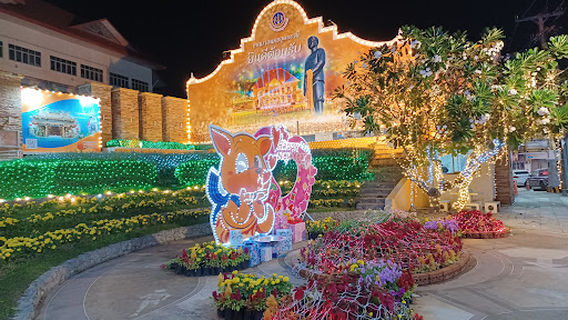 Kromluang Prachak Sinlapakhom Monument