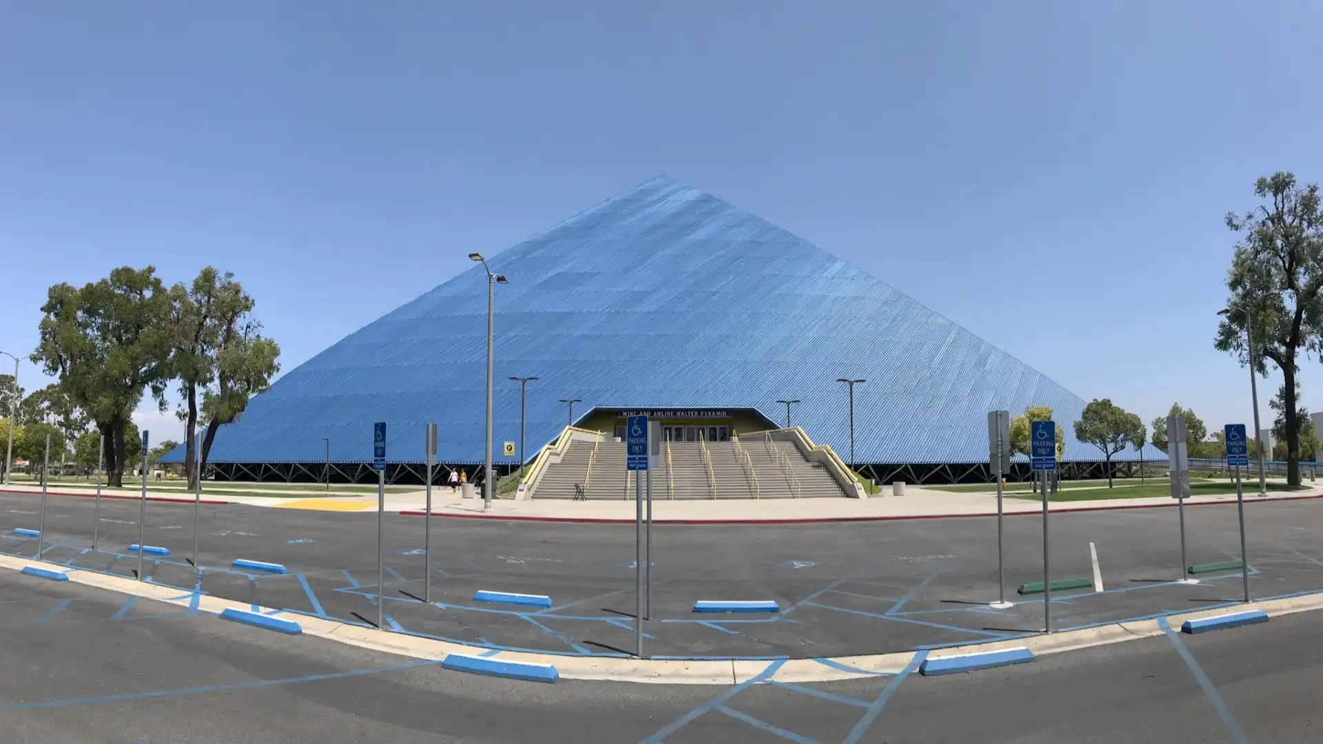 Hotel dekat Walter Pyramid
