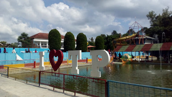 Kolam Renang Telaga Putri