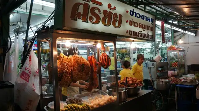 โรงแรมใกล้ตลาดห้วยขวางกลางคืน