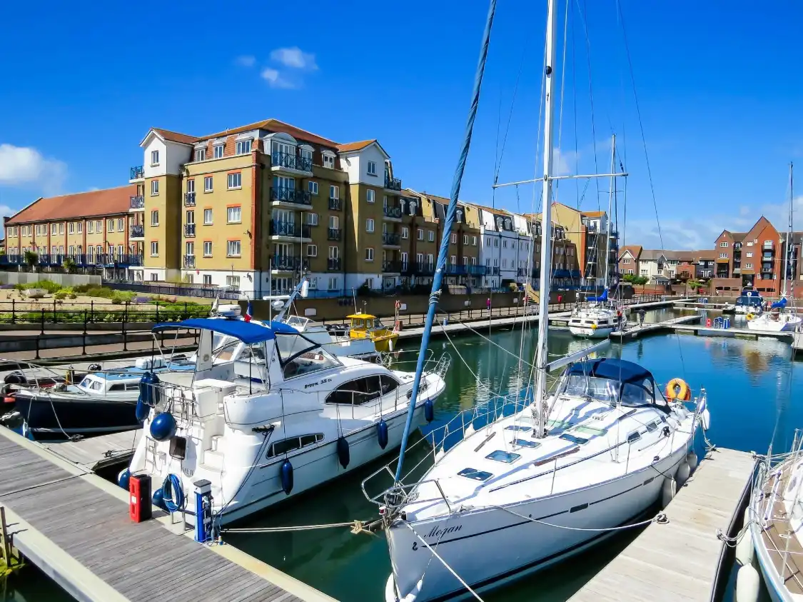 Отели рядом с достопримечательностью «Sovereign Harbour Marina»