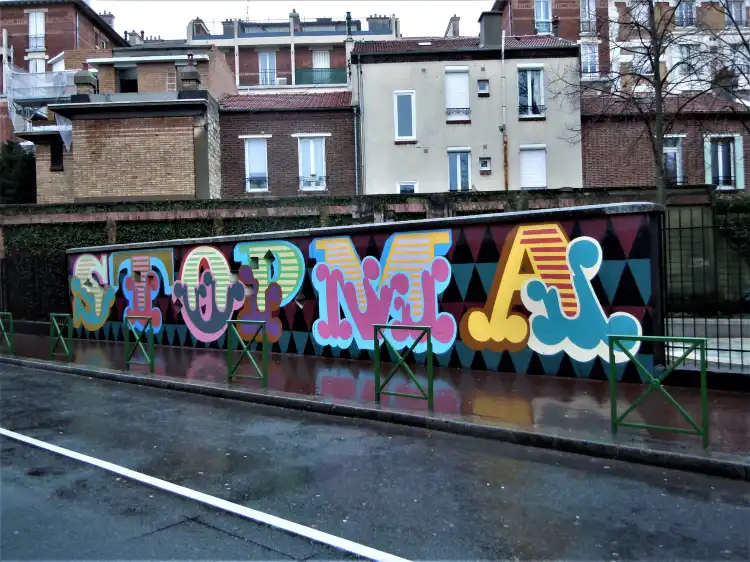Hôtels à proximité de : Fresque Donner Trop de Sens