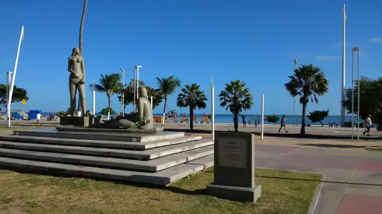 Hotel in zona Iracema Statue