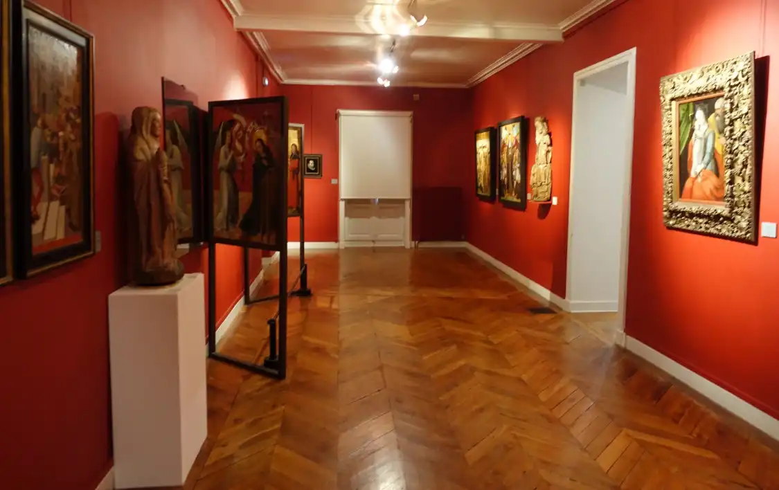 Hotels near Musee de Beaux Arts et d'Archeologie Joseph Dechelette