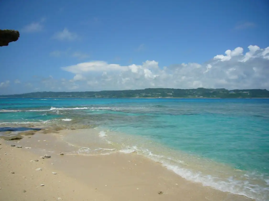 Hotels near Komaka Island