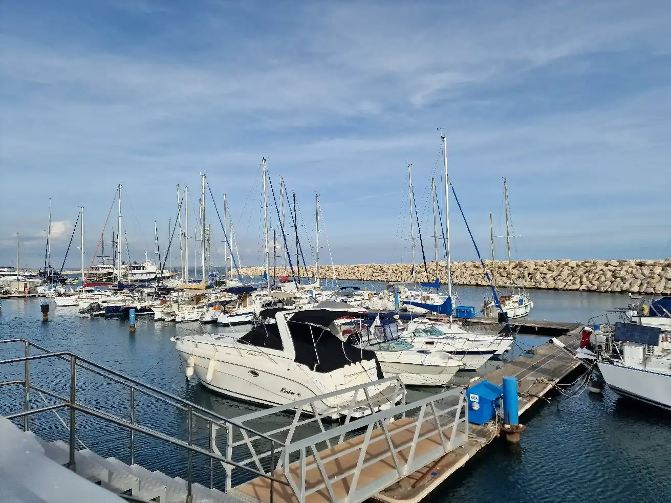 โรงแรมใกล้Larnaca Marina