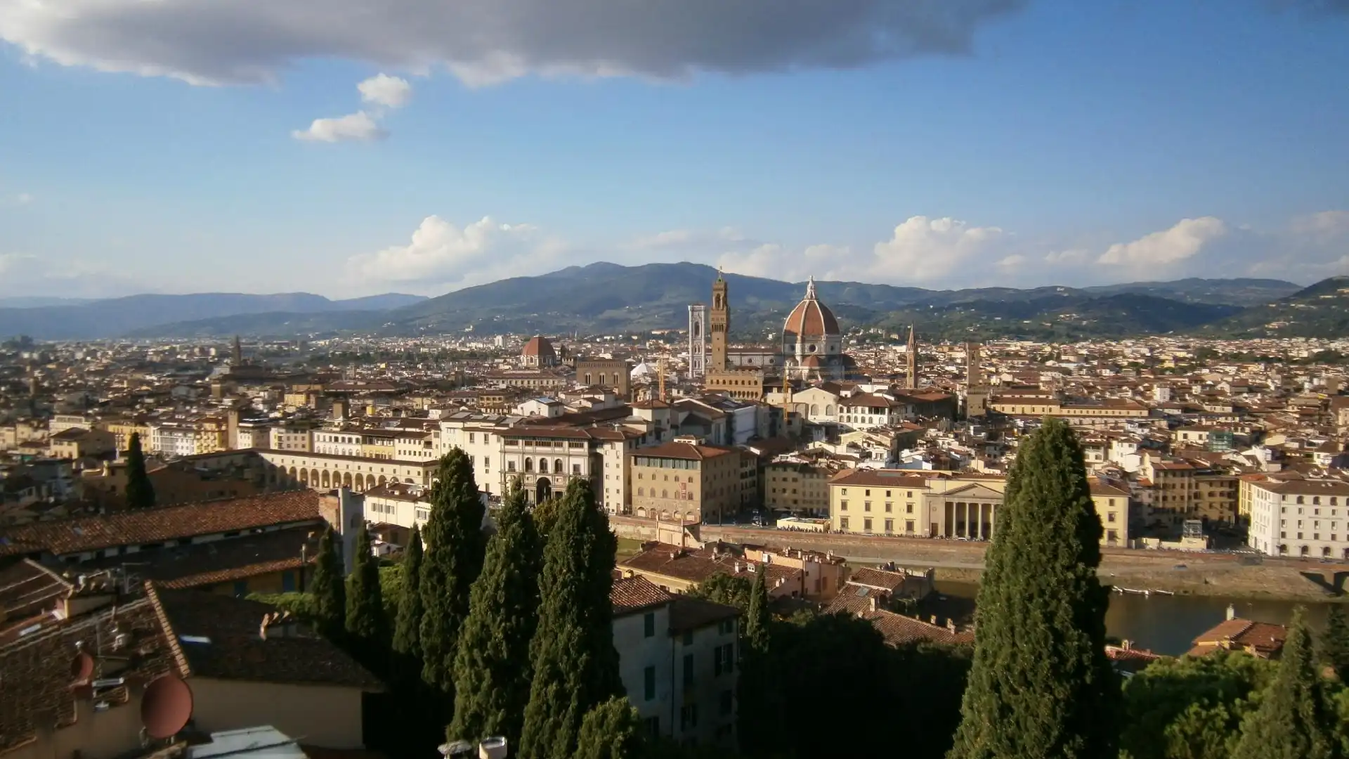 Hotels near Annigoni Museum
