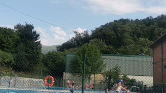 Piscina Municipal De Bárzana