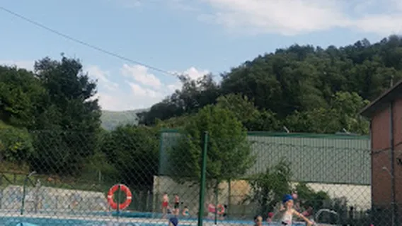 Piscina Municipal De Bárzana