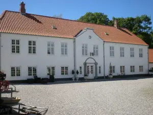 Haughus Gods, Antik & Kræmmermarked