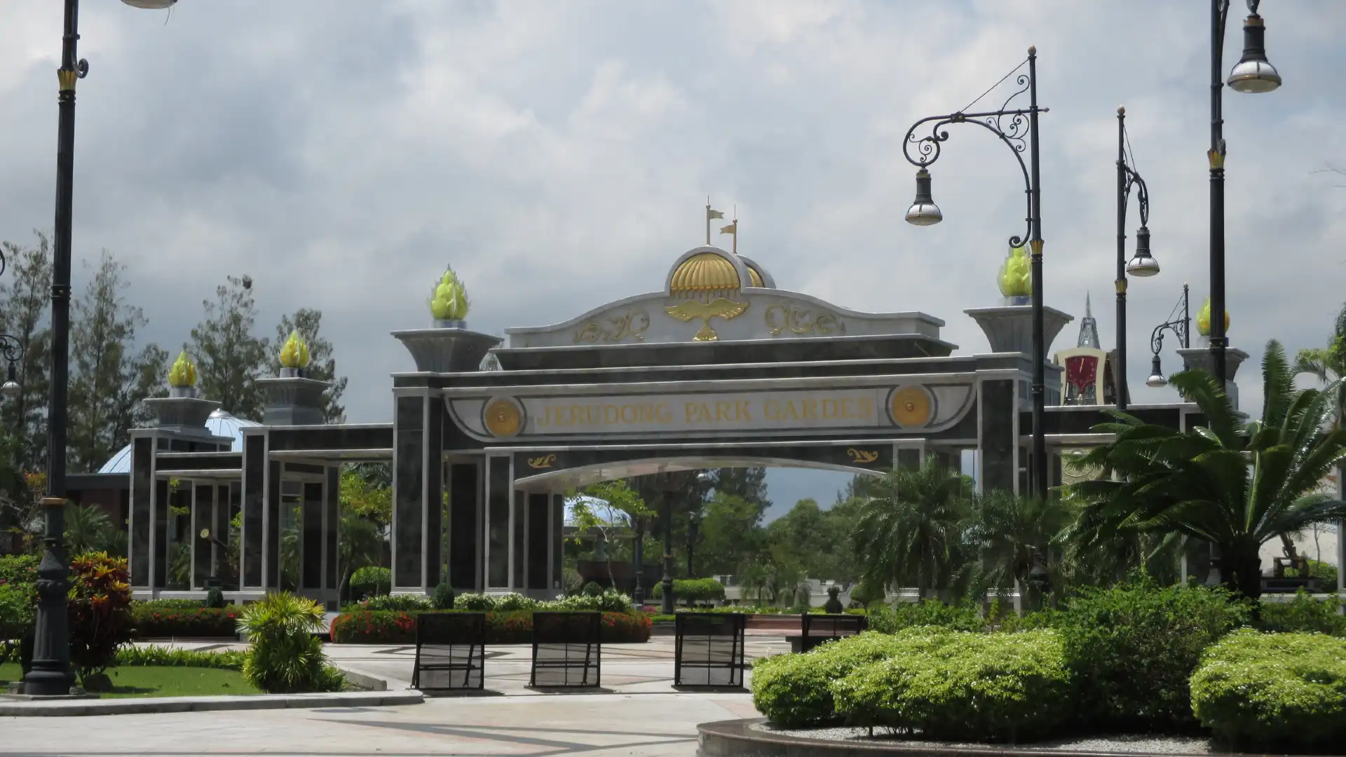 Hotels near Jerudong Park Garden